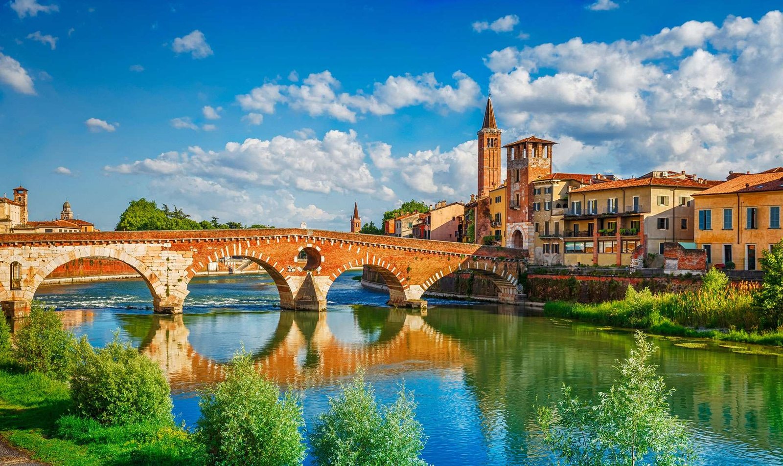 Verona Apaixonante: Um Romance Medieval Sob o Céu da Itália!